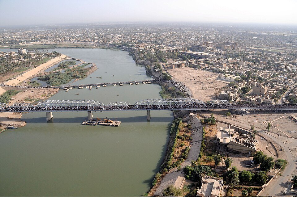 Crowds crossing the Sarifiyah Bridge in Baghdad in 2008; archival image, not the 2026 U.S. troop withdrawal