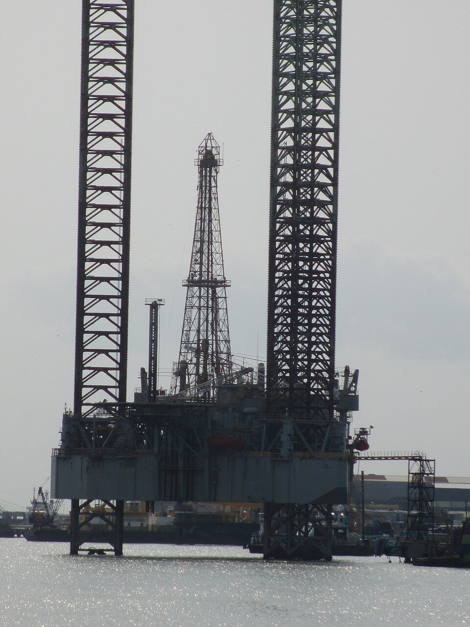 Illustrative archival jackup rig in Galveston, Texas, July 21, 2014. Joshua Doubek, CC BY-SA 4.0. Not Prospector 5, Gabon or the incident. Resized.