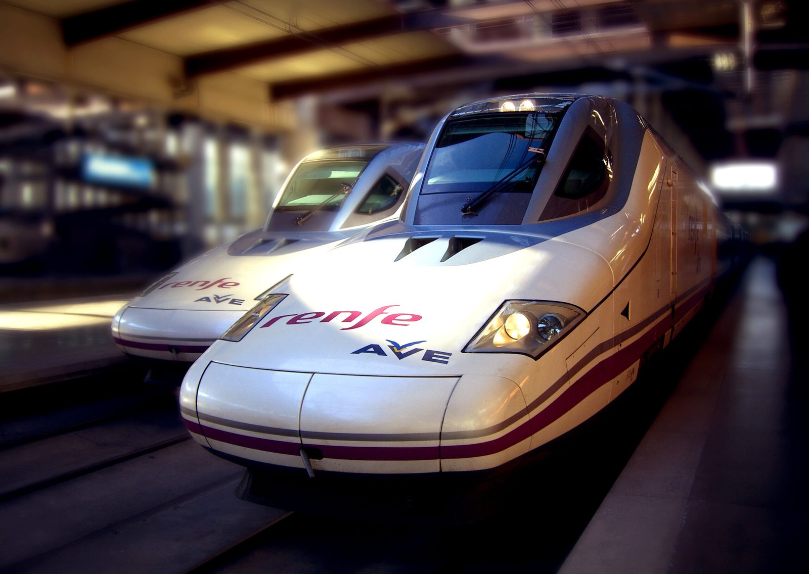 Archival railway illustration: a Renfe Class 102 train, January 24, 2007. Mikel Ortega / Wikimedia Commons, CC BY-SA 2.0. Resized; not a train involved in the October 28 collision or current incident footage.
